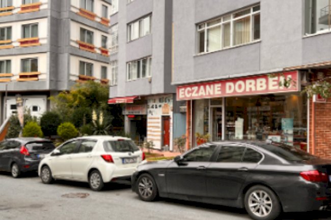 Gayrettepe Fahri Gizden sk ta faaliyette bulunan Es-Ka Kırtasiye, Petek Sitesi altında faaliyette bulunmaktadır.