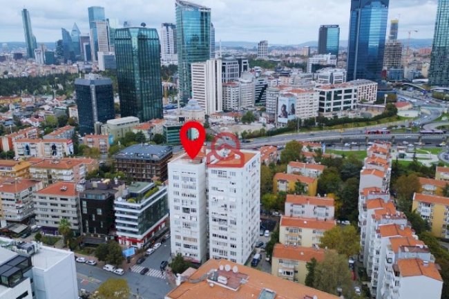Gayrettepe nin en kıymetli binasında yüksek katta kiralık dairemiz var