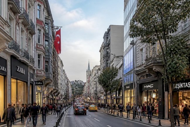 Yıldız Posta Caddesi'nde Gün İçi Yaya Trafiği Ticari Değerleri Nasıl Etkiliyor?